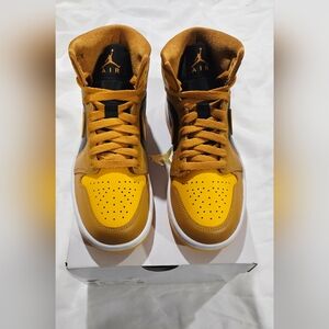 Nike Women's Yellow and Black Sneakers